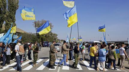 Шоу свидомитов на границе с российским Крымом: «На колени перед Украиной» Шоу свидомитов на границе с российским Крымом: «На колени перед Украиной»