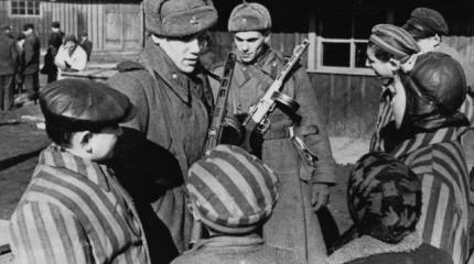 Память об Освенциме: убогая месть делает Польшу оврагом на краю Европы Память об Освенциме: убогая месть делает Польшу оврагом на краю Европы