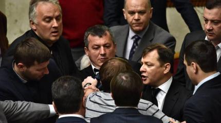 Жара в Раде: Мосийчук обозвал Луценко алкоголиком и полез драться Жара в Раде: Мосийчук обозвал Луценко алкоголиком и полез драться