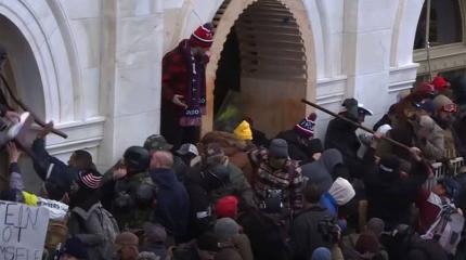 «Этот храм демократии осквернён»: в Сенате США высказались о событиях в здании Капитолия «Этот храм демократии осквернён»: в Сенате США высказались о событиях в здании Капитолия