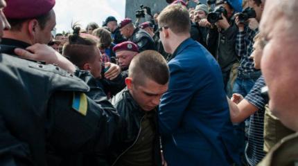 Фашисты избивали ветеранов в центре Киева на видео Фашисты избивали ветеранов в центре Киева на видео