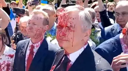 Момент нападения украинцев на российского посла в Польше попал на видео Момент нападения украинцев на российского посла в Польше попал на видео
