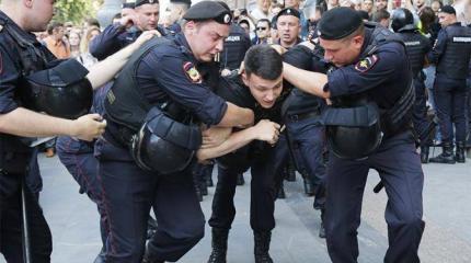 С митингующими москвичами силовики расправились с согласия 69% россиян С митингующими москвичами силовики расправились с согласия 69% россиян