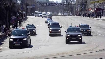 Разъяренные АТОшники заблокировали кортеж Порошенко в пригороде Киева Разъяренные АТОшники заблокировали кортеж Порошенко в пригороде Киева
