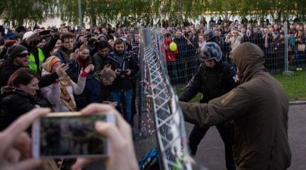 Варвары громят ограды и поднимают флаги "уральской республики" Варвары громят ограды и поднимают флаги "уральской республики"