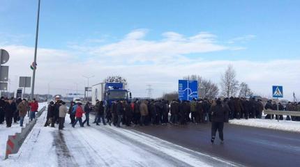 Невозможные тарифы на газ: в Закарпатье начались массовые протесты Невозможные тарифы на газ: в Закарпатье начались массовые протесты