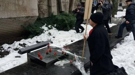 Радикалы в Запорожье сорвали акцию в честь победы в Сталинградской битве Радикалы в Запорожье сорвали акцию в честь победы в Сталинградской битве