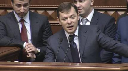 Радикалы заблокировали трибуну Рады и требуют осудить выборы в Крыму Радикалы заблокировали трибуну Рады и требуют осудить выборы в Крыму