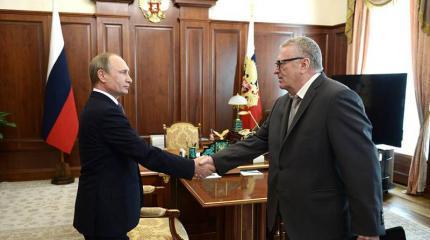 Жириновский передал Путину запрещенный выпуск "Бесогона" Жириновский передал Путину запрещенный выпуск "Бесогона"