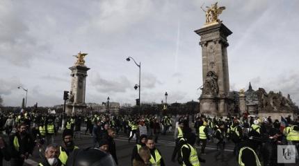 «Желтые жилеты» самовольно перекрыли мост у Эйфелевой башни «Желтые жилеты» самовольно перекрыли мост у Эйфелевой башни
