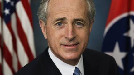 Боб Коркер: Трамп "разбивает коленные чашечки" Тиллерсону на переговорах