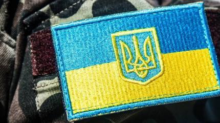 Вооруженный мужчина в форме НАТО с флагом Украины устроил провокацию в Ялте Вооруженный мужчина в форме НАТО с флагом Украины устроил провокацию в Ялте