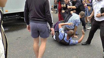 Народ мстит: толпа набросилась на полицейских-убийц в Николаеве Народ мстит: толпа набросилась на полицейских-убийц в Николаеве