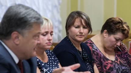 Матери и жены плененных украинцев заставили Порошенко пойти на компромисс Матери и жены плененных украинцев заставили Порошенко пойти на компромисс