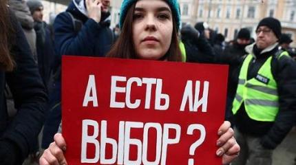 Россия в день выборов: одни голосуют, другие протестуют
