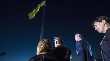 Знак свыше: Гигантский флаг Украины порвался через три дня Знак свыше: Гигантский флаг Украины порвался через три дня