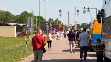 Украинцы выстроились в огромную очередь на въезд в Россию Украинцы выстроились в огромную очередь на въезд в Россию