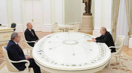 Путин при встрече поочередно обнял Алиева и Пашиняна
