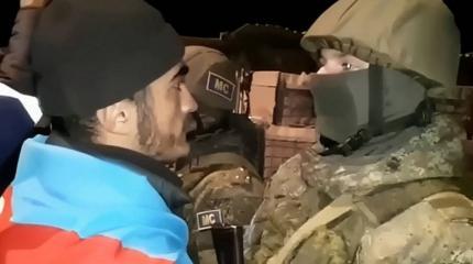 Толпы азербайджанцев продолжают провоцировать российских военных в Карабахе