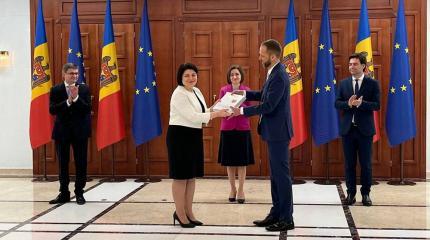 Молдове придется отрабатывать статус кандидата в ЕС. В том числе русофобией Молдове придется отрабатывать статус кандидата в ЕС. В том числе русофобией