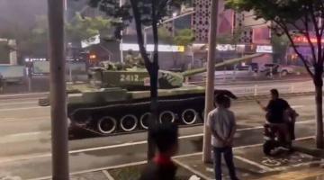 Из-за протестов в Китае власти вывели на улицы городов боевые танки