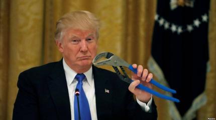 Дональд Трамп сбрасывает маску Дональд Трамп сбрасывает маску