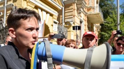 Рука Савченко будет диктаторской и по-бандеровски справедливой Рука Савченко будет диктаторской и по-бандеровски справедливой
