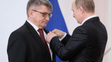 Я встану на колени! Скандальный режиссер Сокуров унизился перед Путиным Я встану на колени! Скандальный режиссер Сокуров унизился перед Путиным