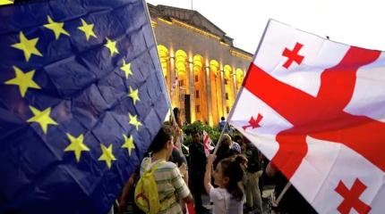 ЕС, требуя открыть антироссийский фронт, против мира в Грузии