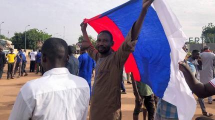 Почему на митингах в Африке появились российские флаги Почему на митингах в Африке появились российские флаги