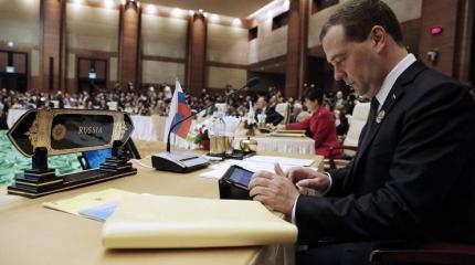 Медведев: для улучшения российско-американских отношений первый шаг должны сделать США Медведев: для улучшения российско-американских отношений первый шаг должны сделать США