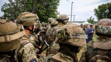 Битва за кресло президента: Порошенко угрожает населению войной с Россией Битва за кресло президента: Порошенко угрожает населению войной с Россией