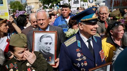 День Побед. Киевские ветераны захватили нацистский флаг День Побед. Киевские ветераны захватили нацистский флаг
