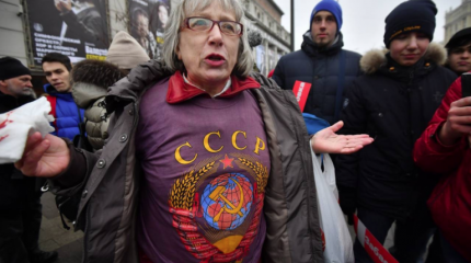 Жалующихся на притеснения в Латвии россиян спросили, почему они не уезжают Жалующихся на притеснения в Латвии россиян спросили, почему они не уезжают