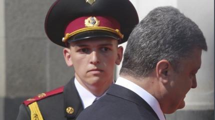 Сломанная жизнь солдата, упавшего во время инаугурации Порошенко Сломанная жизнь солдата, упавшего во время инаугурации Порошенко