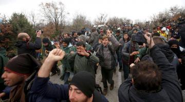 Сотни мигрантов покинули греческий лагерь пытаясь прорваться в Македонию