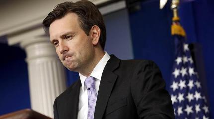 Трамп публично унизил пресс-секретаря Белого дома Эрнеста: глупый парень Трамп публично унизил пресс-секретаря Белого дома Эрнеста: глупый парень