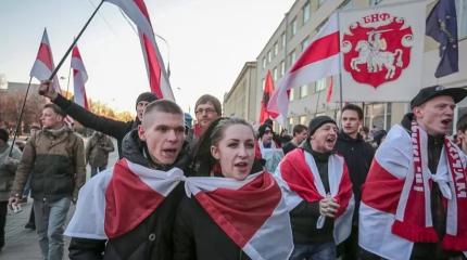 МИД Литвы обнимается со «змагарами», белорусы бросают в них мусорные баки