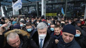 Порошенко вернулся на Украину и получил повестку в суд прямо в аэропорту