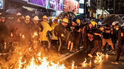 «Коктейли Молотова» в полицию: в Гонконге прошла самая жесткая акция «Коктейли Молотова» в полицию: в Гонконге прошла самая жесткая акция