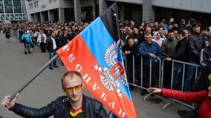 Парад в честь годовщины проведения референдума начался в Донецке Парад в честь годовщины проведения референдума начался в Донецке