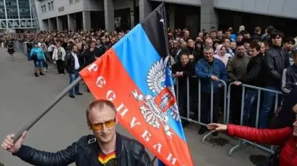 Парад в честь годовщины проведения референдума начался в Донецке Парад в честь годовщины проведения референдума начался в Донецке