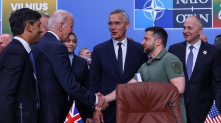 Натовская сходка на крови с улыбками на лицах Натовская сходка на крови с улыбками на лицах