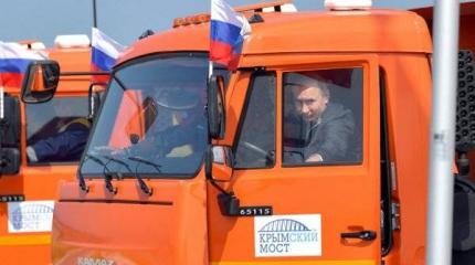 В Крым на грузовике: Западные СМИ обиделись на Путина В Крым на грузовике: Западные СМИ обиделись на Путина