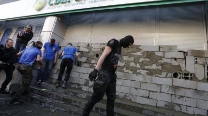Националисты напали на здание Россотрудничества в Киеве Националисты напали на здание Россотрудничества в Киеве
