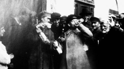 Большевики понижают градус: Спиртное слили в Неву, а крокодила расстреляли Большевики понижают градус: Спиртное слили в Неву, а крокодила расстреляли