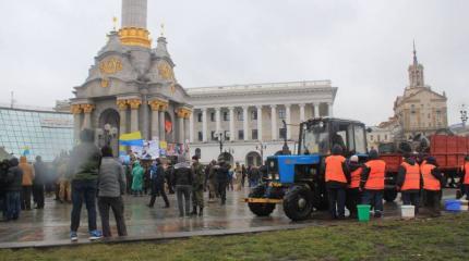 «Майдан-3» накрылся медным тазом: коммунальщики расчищают площадь от мусора «Майдан-3» накрылся медным тазом: коммунальщики расчищают площадь от мусора