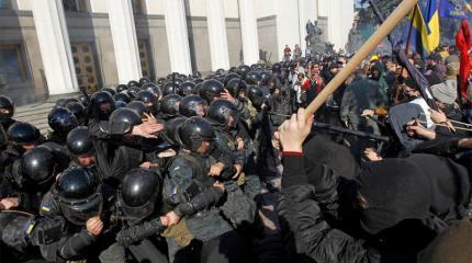 В Раду ворвались вооруженные силовики. Заседание парламента прервано В Раду ворвались вооруженные силовики. Заседание парламента прервано