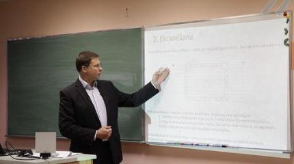 Максим Егоров: среднее образование в Латвии оставляет желать лучшего Максим Егоров: среднее образование в Латвии оставляет желать лучшего