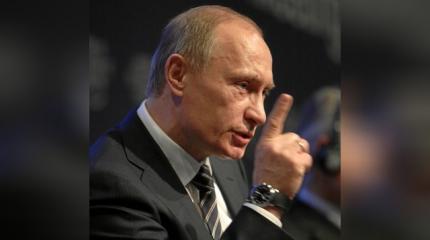 Путин бросает противника на ковёр ловкой подсечкой Путин бросает противника на ковёр ловкой подсечкой